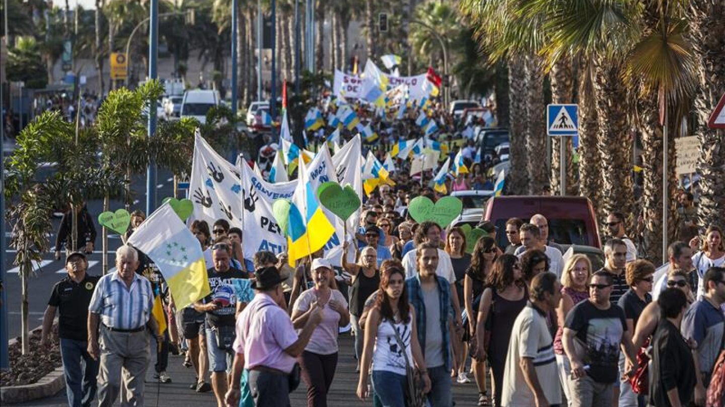 Miles de personas piden en Canarias su derecho a decidir sobre el petr&oacute;leo