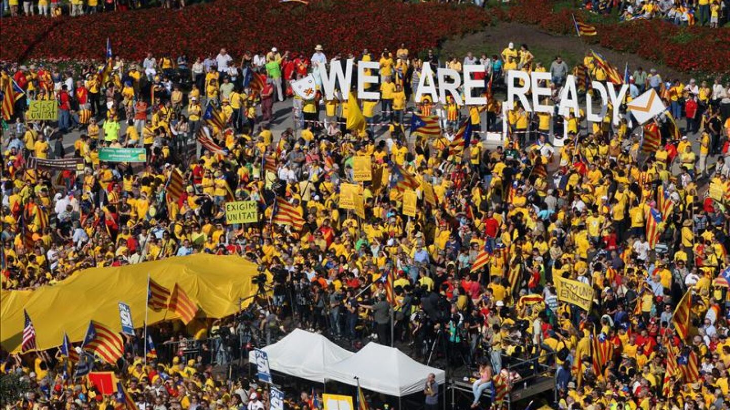 Miles de personas volvieron a manifestarse en la plaza de Catalu&ntilde;a de Barcelona
