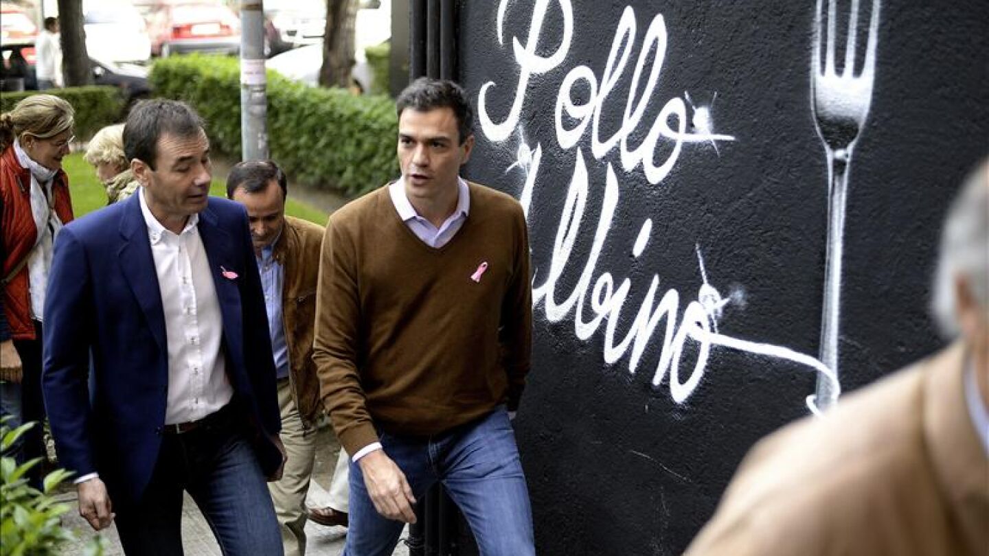 Pedro S&aacute;nchez (d), durante su visita junto a Tom&aacute;s G&oacute;mez a una agrupaci&oacute;n socialista en Coslada en la jornada de primarias