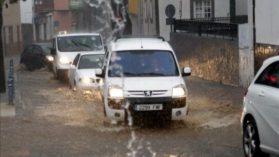 Muere una mujer de un infarto al ser arrastrada por el agua en Tenerife