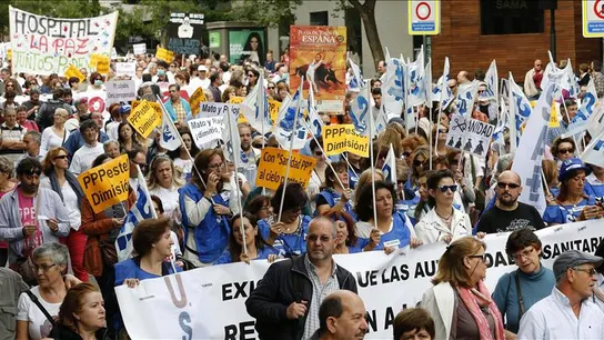 La marea blanca pide la dimisión de Ana Mato por su gestión del ébola La marea blanca pide la dimisión de Ana Mato por su gestión del ébola
