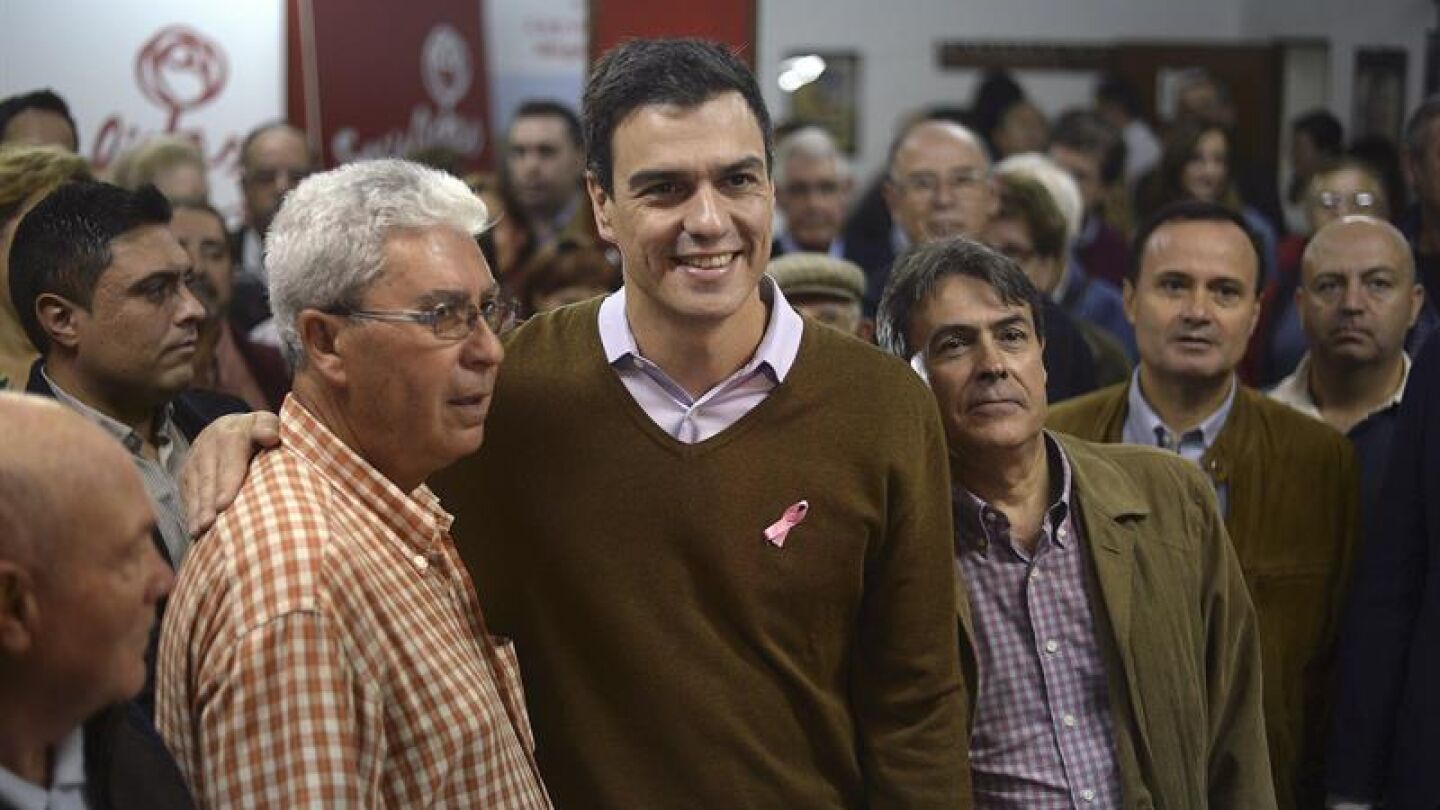 Pedro S&aacute;nchez, durante su visita a una agrupaci&oacute;n socialista en la localidad madrile&ntilde;a de Coslada