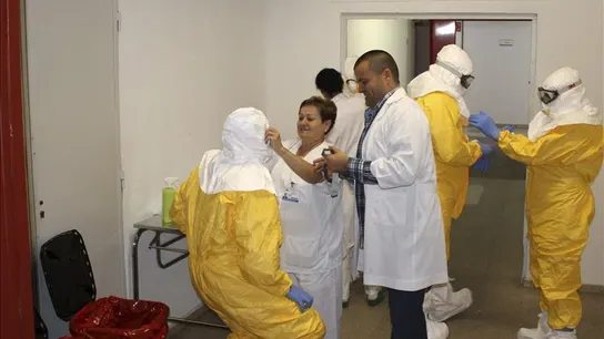 Fotografía facilitada por el Hospital La Paz-Carlos III de personal poniéndose el equipamiento especial Fotografía facilitada por el Hospital La Paz-Carlos III de personal poniéndose el equipamiento especial