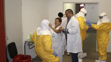 Fotografía facilitada por el Hospital La Paz-Carlos III de personal poniéndose el equipamiento especial