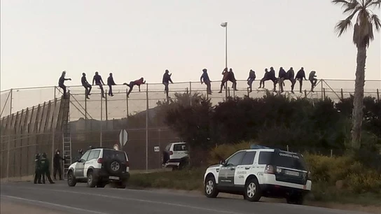 Una quincena de inmigrantes permanecen encaramados en la valla Una quincena de inmigrantes permanecen encaramados en la valla