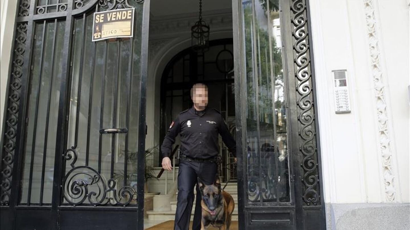 Agentes de la Polic&iacute;a Nacional registran el domicilio de Luis Iglesias