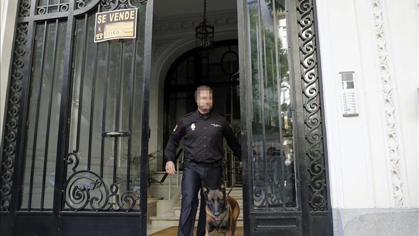 Agentes de la Policía Nacional registran el domicilio de Luis Iglesias Agentes de la Policía Nacional registran el domicilio de Luis Iglesias
