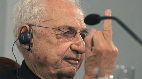 El arquitecto estadounidense Frank Gehry hace la peineta a un periodista en Oviedo El arquitecto estadounidense Frank Gehry hace la peineta a un periodista en Oviedo