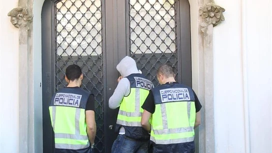 Agentes de la Policía Nacional entran en la casa de Oleguer Pujol Agentes de la Policía Nacional entran en la casa de Oleguer Pujol