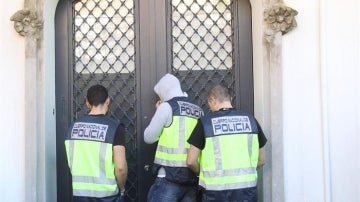 Agentes de la Policía Nacional entran en la casa de Oleguer Pujol