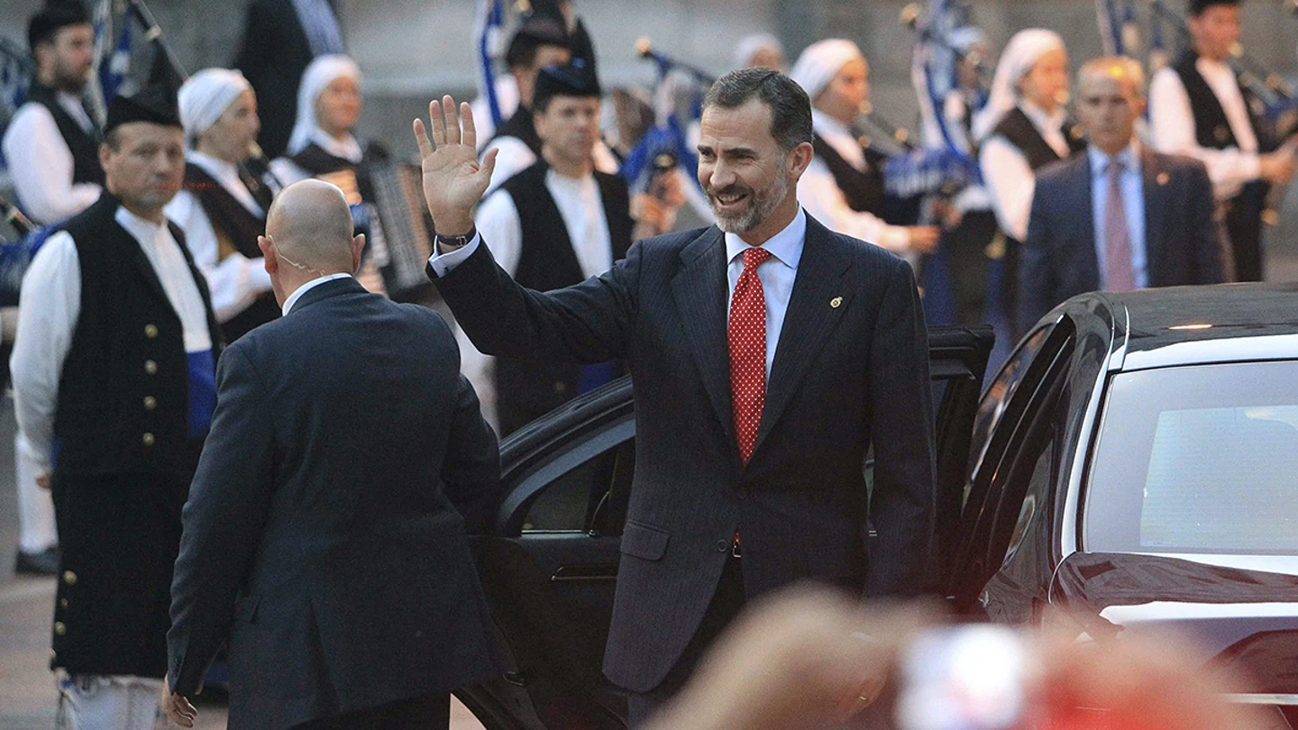 El rey Felipe VI a su llegada al concierto previo a los premios Príncipe de Asturias El rey Felipe VI a su llegada al concierto previo a los premios Príncipe de Asturias