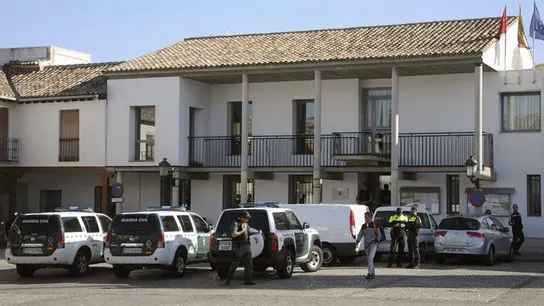 La Guardia Civil ha ordenado el desalojo del Ayuntamiento de Valdemoro La Guardia Civil ha ordenado el desalojo del Ayuntamiento de Valdemoro