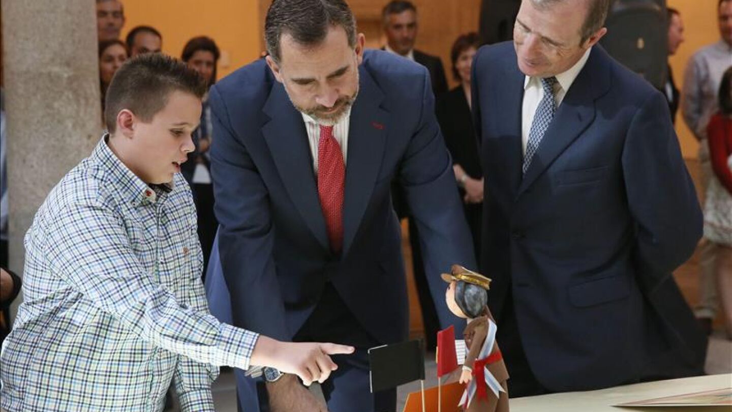 Un escolar ense&ntilde;a a Felipe VI su obra