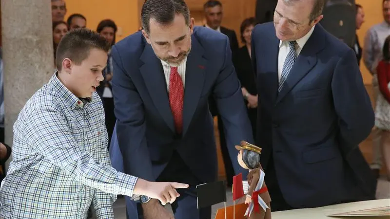 Un escolar enseña a Felipe VI su obra Un escolar enseña a Felipe VI su obra