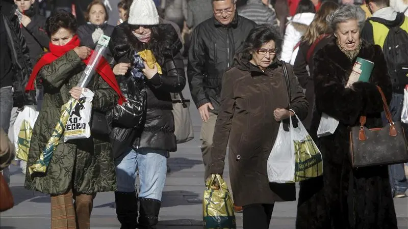 Un grupo de personas pasean por la calle Preciados de Madrid