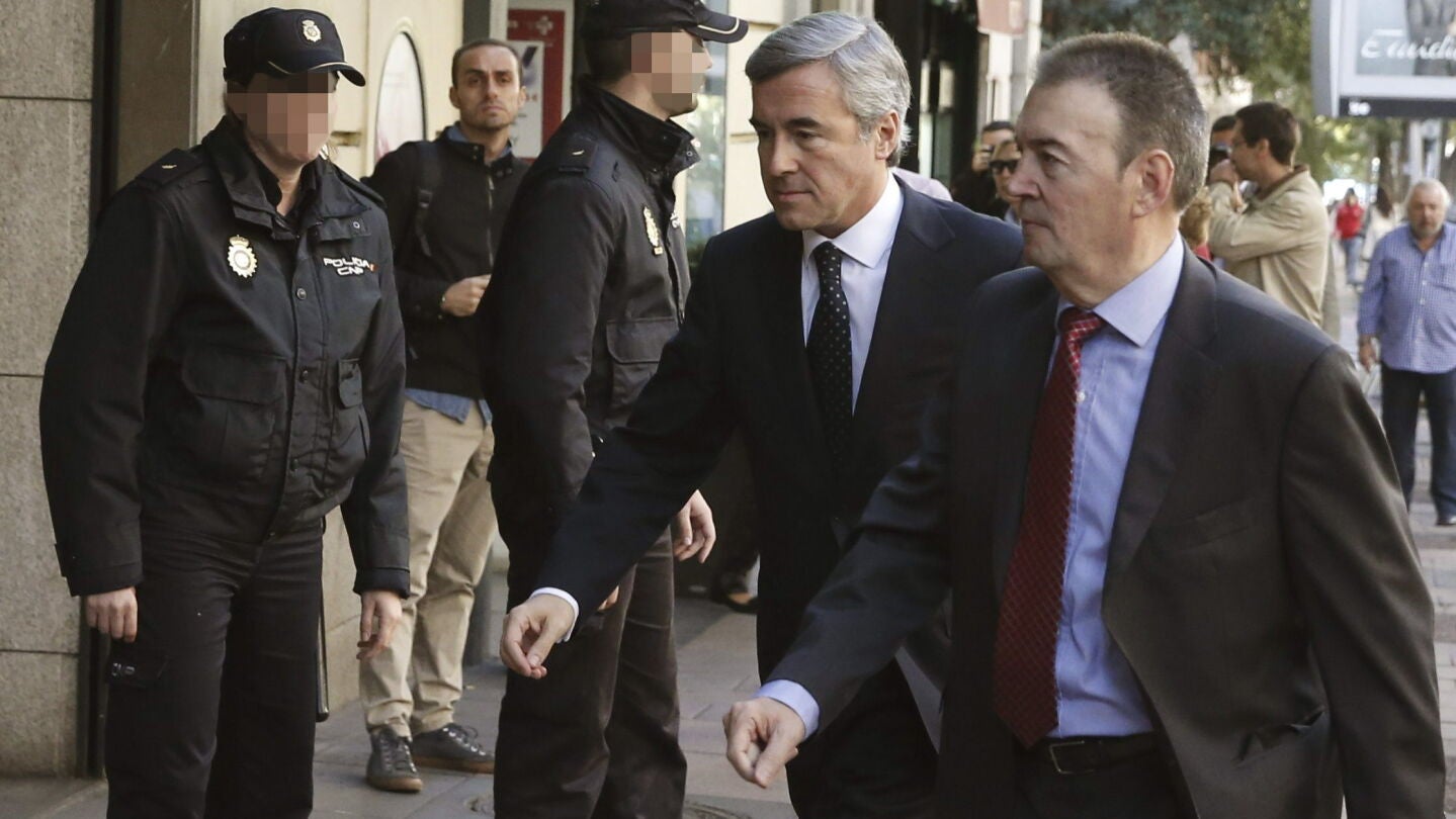 El ex secretario general del PP &Aacute;ngel Acebes (c) a su llegada a la sede de la Audiencia Nacional 