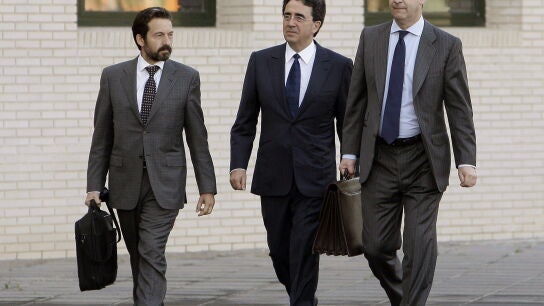 El arquitecto valenciano Santiago Calatrava (c), a su llegada a la Ciudad de la Justicia de Castell&oacute;n