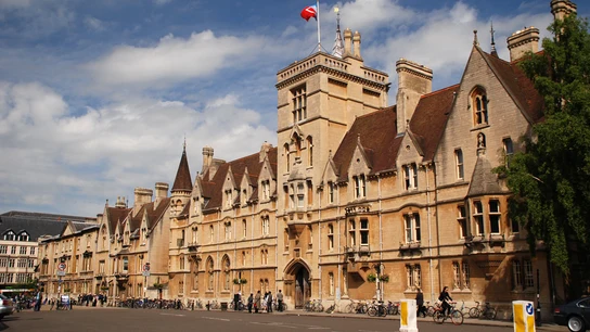 Fachada de la Universidad de Oxford. Fachada de la Universidad de Oxford.