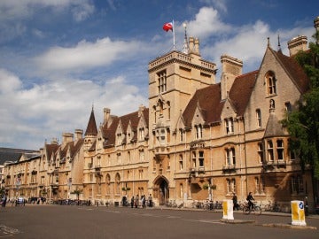 Fachada de la Universidad de Oxford. Fachada de la Universidad de Oxford.