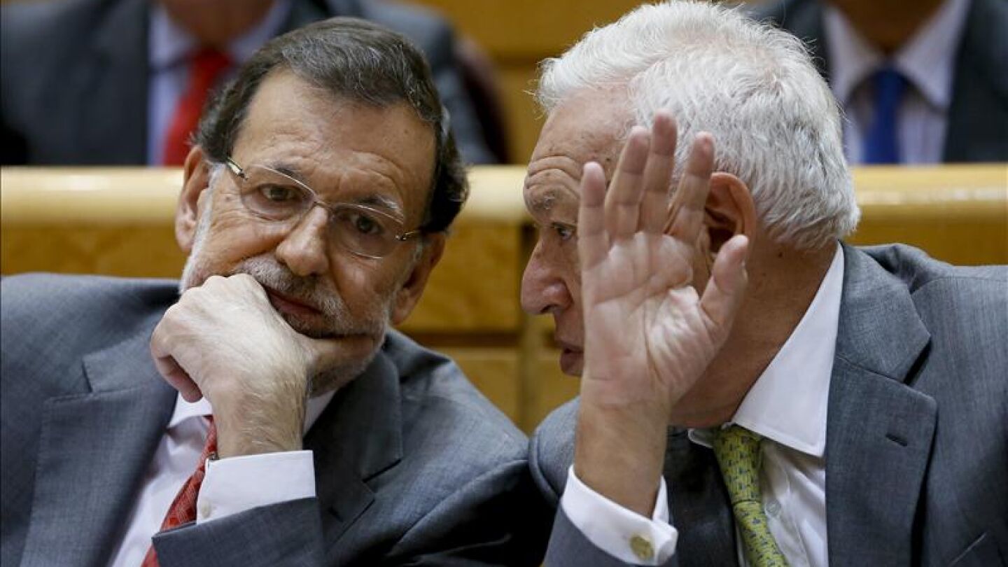 Rajoy conversa con Garc&iacute;a-Margallo