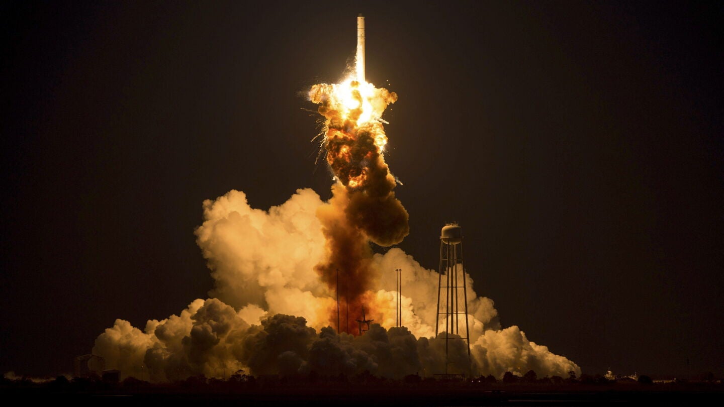 El momento de la explosi&oacute;n del cohete Antares de la NASA