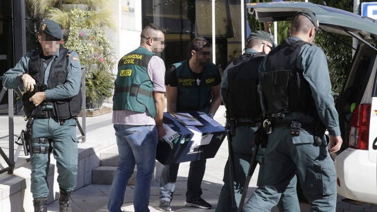 Agentes de la Guardia Civil registran las dependencias del Ayuntamiento madrile&ntilde;o de Collado Villalba 