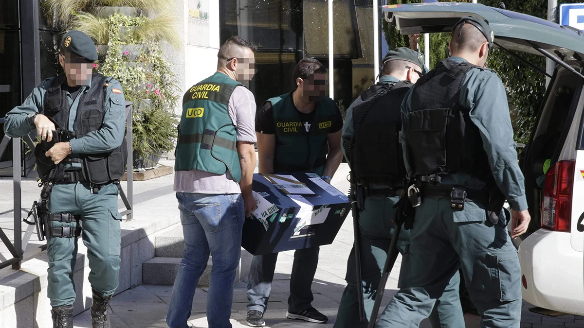 Agentes de la Guardia Civil registran las dependencias del Ayuntamiento madrileño de Collado Villalba 