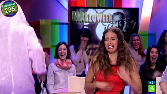 Cristina Pedroche se asusta con el conejo gigante Cristina Pedroche se asusta con el conejo gigante