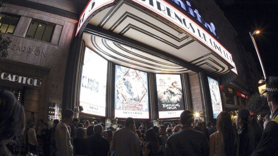 Gran n&uacute;mero de personas hacen cola en el cine Capitol de Madrid 