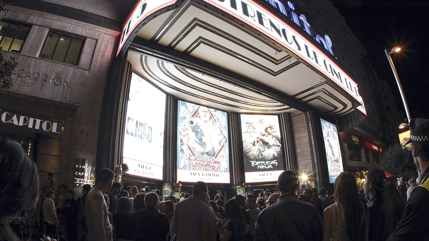 Gran número de personas hacen cola en el cine Capitol de Madrid Gran número de personas hacen cola en el cine Capitol de Madrid