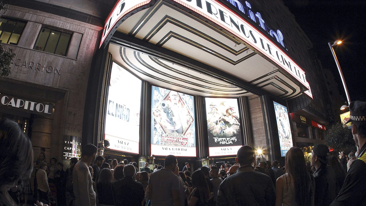 Gran número de personas hacen cola en el cine Capitol de Madrid Gran número de personas hacen cola en el cine Capitol de Madrid