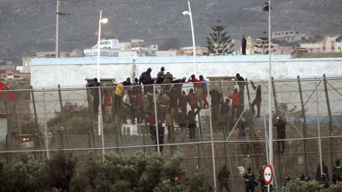 Alrededor de 30 inmigrantes subsaharianos permanec&iacute;an en la valla que separa Melilla de Marruecos