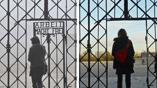 Dos im&aacute;genes de la puerta de Dachau antes y despu&eacute;s del robo 