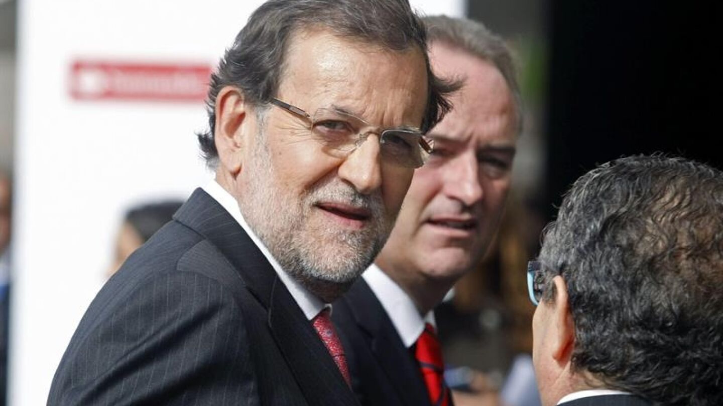 Rajoy, acompa&ntilde;ado del presidente de la Generalitat Valenciana, Alberto Fabra
