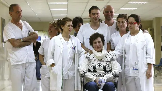 Teresa Romero con el equipo de Sanitarios que le atiende Teresa Romero con el equipo de Sanitarios que le atiende