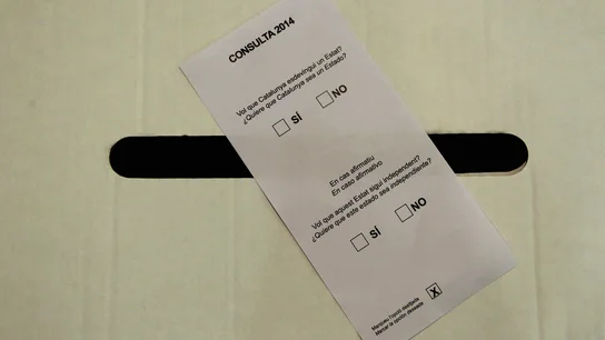 Vista de la papeleta con las preguntas y el modelo de urna del 9N Vista de la papeleta con las preguntas y el modelo de urna del 9N