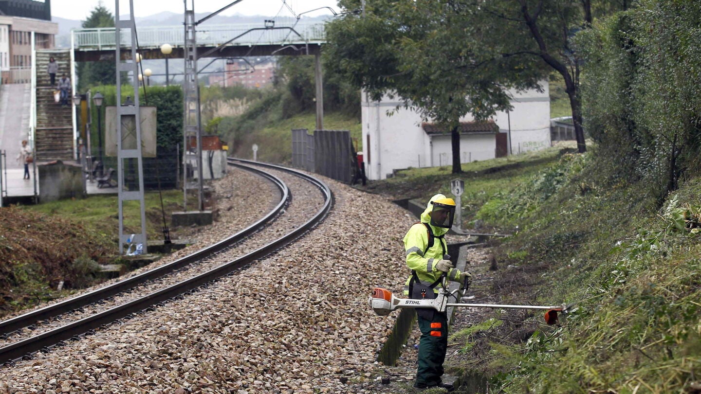 Miembros de la Polic&iacute;a buscan pruebas junto a la v&iacute;a de tren en Oviedo