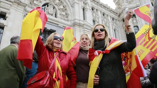 Cientos de personas se movilizan en toda España para denunciar el "atropello" del 9N Cientos de personas se movilizan en toda España para denunciar el "atropello" del 9N