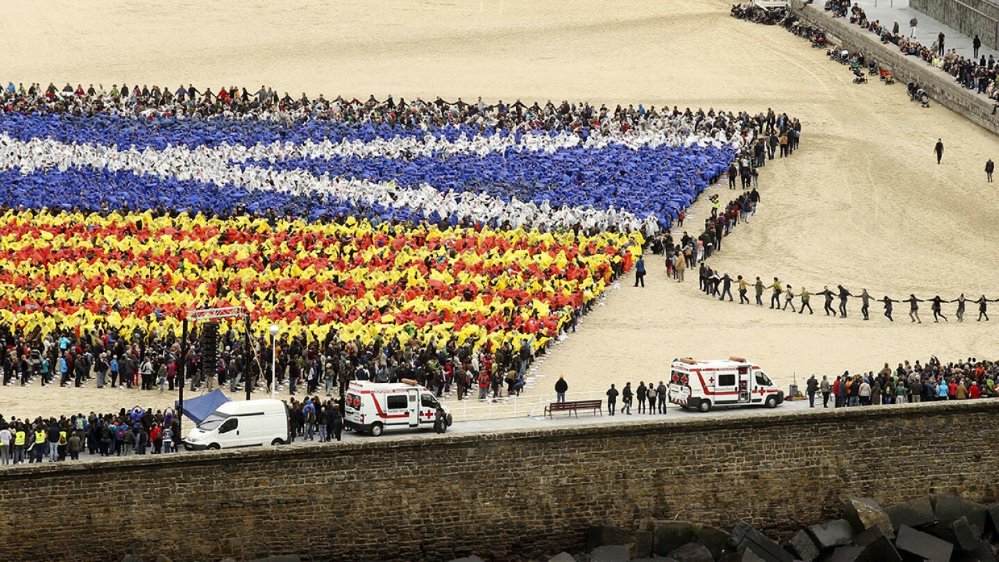 Un mosaico de miles de personas en San Sebasti&aacute;n a favor del 9N