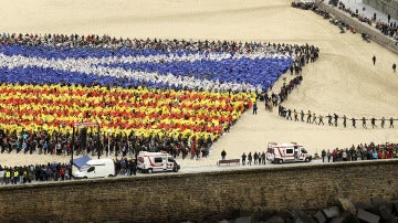 Un mosaico de miles de personas en San Sebastián a favor del 9N