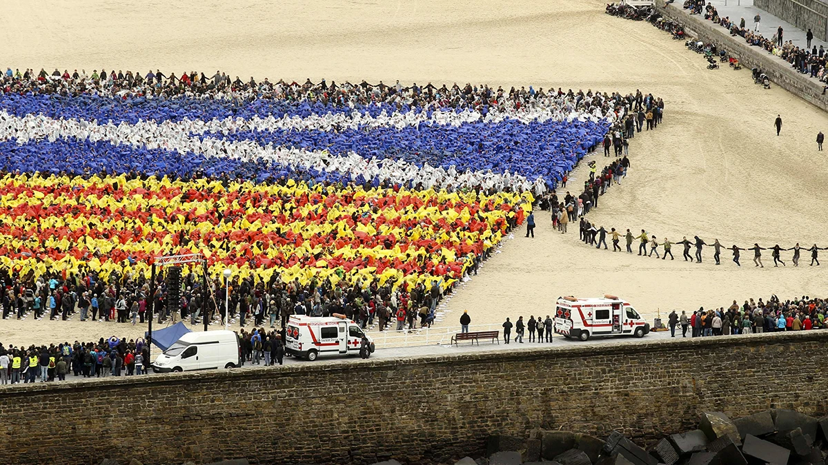 Un mosaico de miles de personas en San Sebastián a favor del 9N