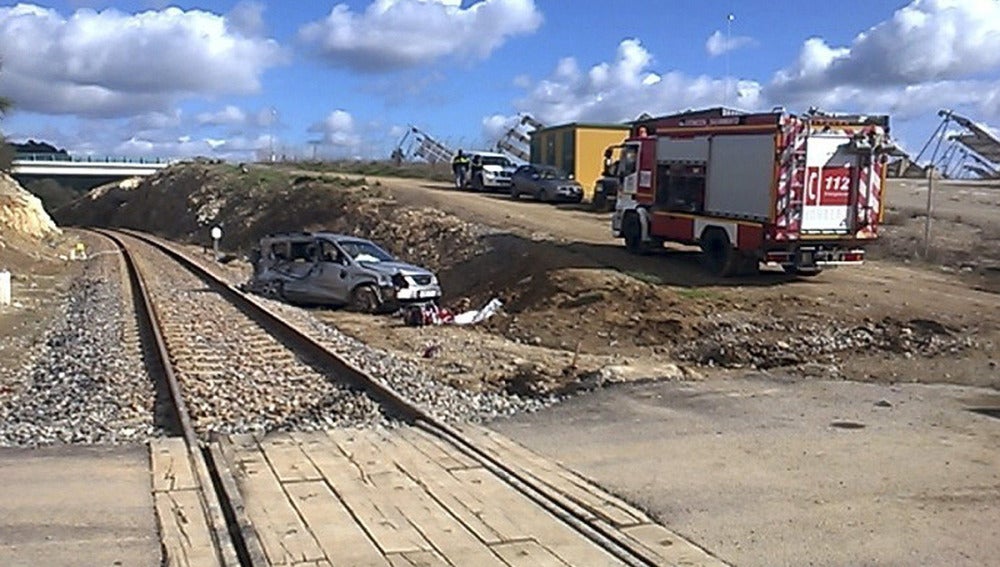 Fallece un niño al ser arrollado el coche en el que viajaba por un tren