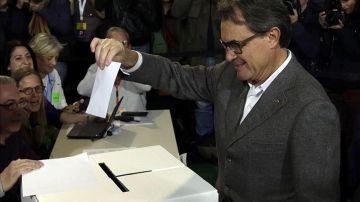 El presidente de la Generalitat, Artur Mas, vota en la consulta del 9N