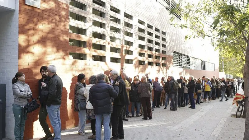 Colas en un instituto de educación secundaria de Sabadell para la consulta