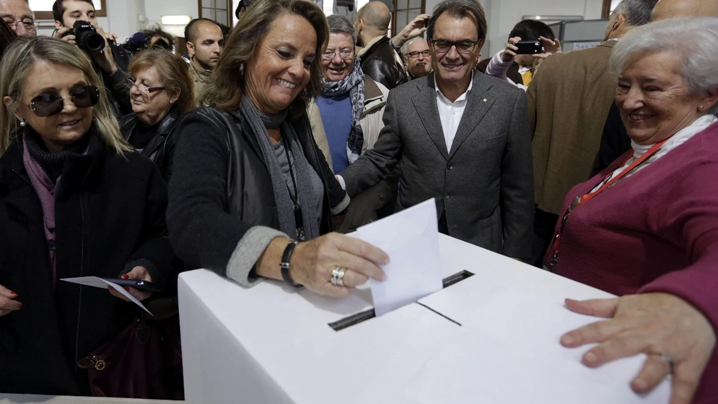 El presidente de la Generalitat, Artur Mas mira a su esposa Helena Rakosnik votar El presidente de la Generalitat, Artur Mas mira a su esposa Helena Rakosnik votar