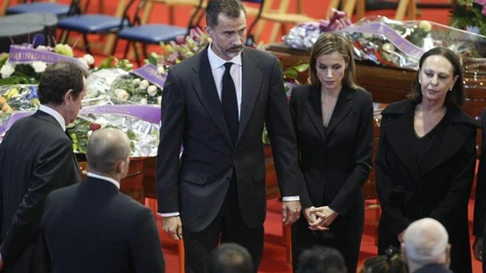 Don Felipe y doña Letizia despiden a las víctimas del accidente de Cieza Don Felipe y doña Letizia despiden a las víctimas del accidente de Cieza