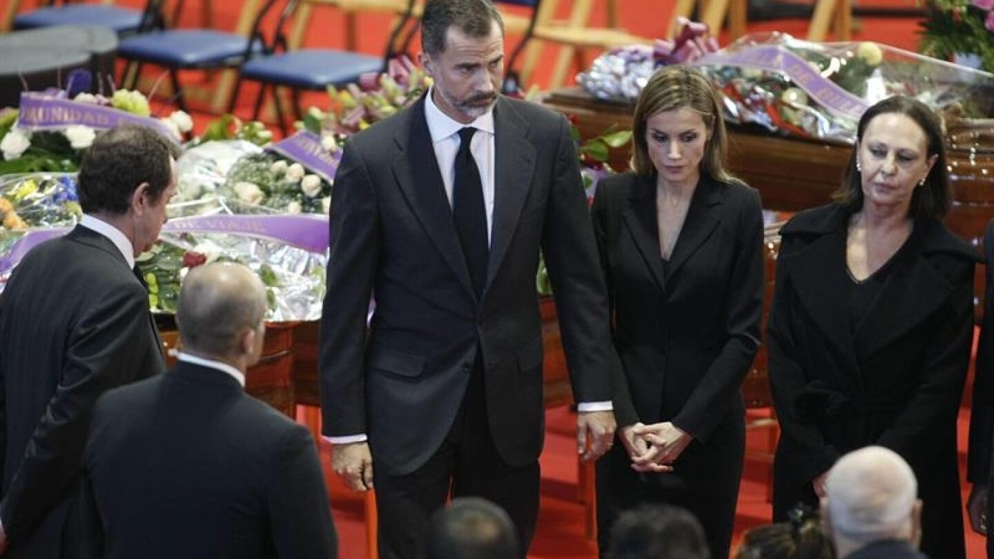 Don Felipe y do&ntilde;a Letizia despiden a las v&iacute;ctimas del accidente de Cieza