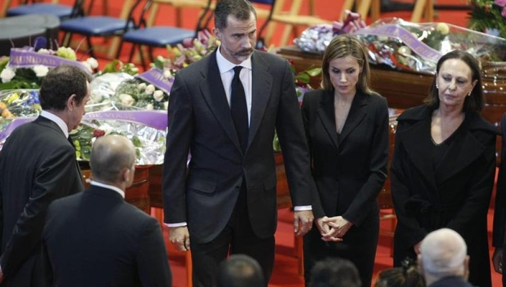 Don Felipe y doña Letizia despiden a las víctimas del accidente de Cieza
