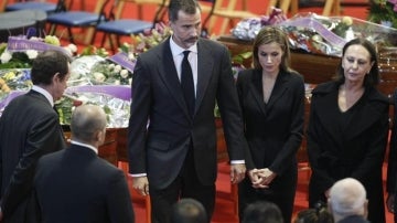 Don Felipe y doña Letizia despiden a las víctimas del accidente de Cieza
