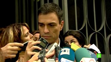 Pedro Sánchez habla con los medios